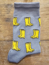Charger l'image dans la galerie, 🧦 Chaussettes "Bottes Jaunes" – Gris & Jaune 🌧️🐚☂️
