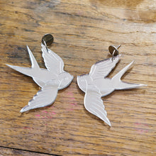 Charger l'image dans la galerie, Boucles d'oreilles Hirondelle old school miroir argenté 🕊️