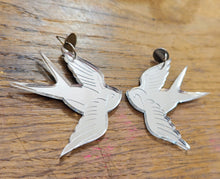 Charger l'image dans la galerie, Boucles d'oreilles Hirondelle old school miroir argenté 🕊️