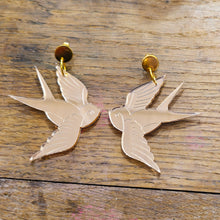 Charger l'image dans la galerie, Boucles d'oreilles Hirondelle old school miroir Rose Champagne ☀️🕊️
