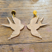 Charger l'image dans la galerie, Boucles d'oreilles Hirondelle old school miroir Rose Champagne ☀️🕊️