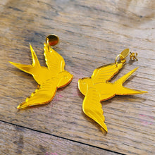 Charger l'image dans la galerie, Boucles d'oreilles Hirondelle old school miroir doré soleil brûlant ☀️🕊️