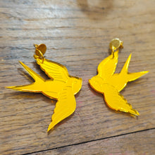 Charger l'image dans la galerie, Boucles d'oreilles Hirondelle old school miroir doré soleil brûlant ☀️🕊️