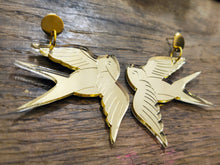 Charger l'image dans la galerie, Boucles d'oreilles Hirondelle old school miroir doré 🕊️