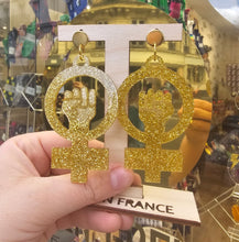 Charger l'image dans la galerie, Boucles d'oreilles Symbole Féministe paillettes dorées ✊