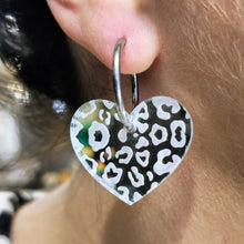 Charger l'image dans la galerie, 💎 Boucles d’oreilles Cœur Léopard – Miroir Argenté 🐆✨