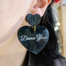Charger l'image dans la galerie, Boucles d'oreilles double cœur Drama Gouine (noir marbré) 🖤🏳️🌈