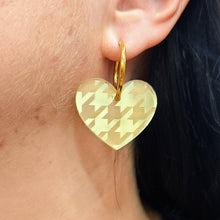 Charger l'image dans la galerie, Boucles d'oreilles Cœur Pied de poule miroir doré sur créoles ❤️🐔