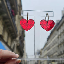 Charger l'image dans la galerie, Boucles d'oreilles Cœur Pied de poule miroir rouge sur créoles ❤️🐔