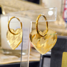 Charger l'image dans la galerie, Boucles d'oreilles Cœur Pied de poule miroir doré sur créoles ❤️🐔