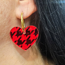 Charger l'image dans la galerie, Boucles d'oreilles Cœur Pied de poule miroir rouge sur créoles ❤️🐔