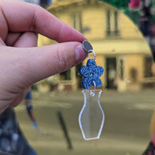 Charger l'image dans la galerie, Boucles d'oreilles Vase et Fleur bleue à paillettes 🌸