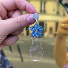 Charger l'image dans la galerie, Boucles d'oreilles Vase et Fleur bleue à paillettes 🌸