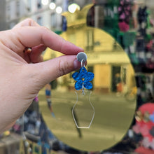 Charger l'image dans la galerie, Boucles d'oreilles Vase et Fleur bleu marbré 🌸