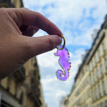 Charger l'image dans la galerie, 🌈 Boucles d’oreilles Hippocampe Holographique – Reflets arc-en-ciel & mystère marin ✨