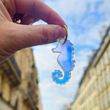 Charger l'image dans la galerie, 🌈 Boucles d’oreilles Hippocampe Holographique – Reflets arc-en-ciel & mystère marin ✨