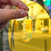 Charger l'image dans la galerie, 🌈 Boucles d’oreilles Hippocampe Holographique – Reflets arc-en-ciel & mystère marin ✨