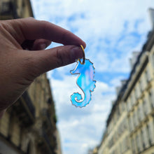 Charger l'image dans la galerie, 🌈 Boucles d’oreilles Hippocampe Holographique – Reflets arc-en-ciel & mystère marin ✨