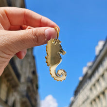 Charger l'image dans la galerie, ✨ Boucles d’oreilles Hippocampe Miroir Doré – Reflets solaires & beauté singulière