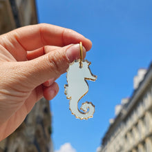 Charger l'image dans la galerie, ✨ Boucles d’oreilles Hippocampe Miroir Doré – Reflets solaires & beauté singulière