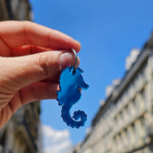 Charger l'image dans la galerie, 💚 Boucles d’oreilles Hippocampe Miroir Vert Paon – Élégance aquatique & reflets inattendus 🌊