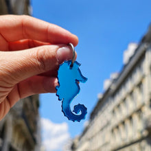 Charger l'image dans la galerie, 💚 Boucles d’oreilles Hippocampe Miroir Vert Paon – Élégance aquatique & reflets inattendus 🌊