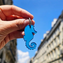 Charger l'image dans la galerie, 💚 Boucles d’oreilles Hippocampe Miroir Vert Paon – Élégance aquatique & reflets inattendus 🌊