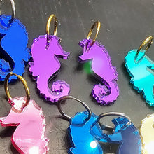 Charger l'image dans la galerie, 💜 Boucles d’oreilles Hippocampe Miroir Violet – Profondeur & lumière aquatique ✨