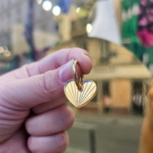 Charger l'image dans la galerie, Boucles d'oreilles petit Cœur-Soleil miroir doré sur créoles 💛🌞