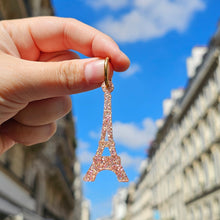 Charger l'image dans la galerie, Boucles d'oreilles petite Tour Eiffel, paillettes rose pâle 🇫🇷