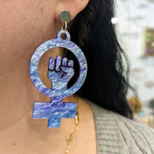 Charger l'image dans la galerie, Boucles d'oreilles Symbole Féministe lilas