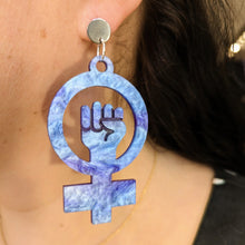 Charger l'image dans la galerie, Boucles d'oreilles Symbole Féministe lilas