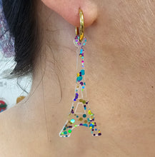 Charger l'image dans la galerie, Boucles d'oreilles petite Tour Eiffel, violettes, vertes et dorées 🇫🇷