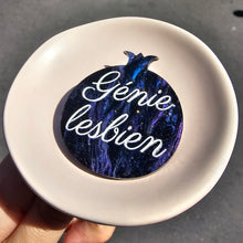 Charger l'image dans la galerie, Broche Grenade Génie lesbien (marbré violet galactique) ✊