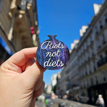 Charger l'image dans la galerie, Broche Grenade RIOTS NOT DIETS (marbré violet galactique) ✊