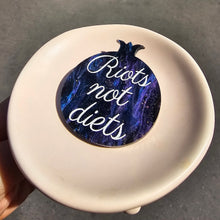 Charger l'image dans la galerie, Broche Grenade RIOTS NOT DIETS (marbré violet galactique) ✊