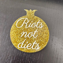 Charger l'image dans la galerie, Broche Grenade RIOTS NOT DIETS (paillettes dorées) ✊