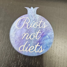 Charger l'image dans la galerie, Broche Grenade RIOTS NOT DIETS (violet lilas marbré) ✊