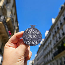 Charger l'image dans la galerie, Broche Grenade RIOTS NOT DIETS (paillettes argentées) ✊