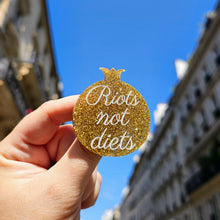 Charger l'image dans la galerie, Broche Grenade RIOTS NOT DIETS (paillettes dorées) ✊