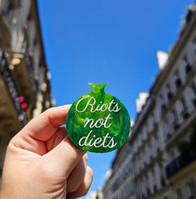 Charger l'image dans la galerie, Broche Grenade RIOTS NOT DIETS (marbré vert-doré) ✊