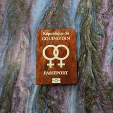 Charger l'image dans la galerie, Broche Passeport Gouinistan (marbré noisette) 🏳️🌈