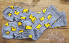 Charger l'image dans la galerie, 🧦 Chaussettes "Bottes Jaunes" – Gris & Jaune 🌧️🐚☂️