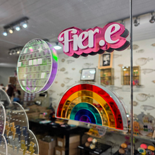 Charger l'image dans la galerie, Décoration murale "Fier.e" rose 🌈