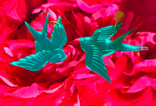 Charger l'image dans la galerie, Boucles d'oreilles hirondelles tatouage old school miroir vert turquoise made in France Atelier Grenade