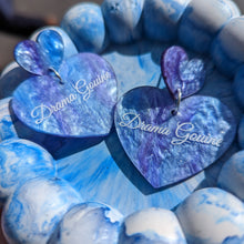 Charger l'image dans la galerie, Boucles d'oreilles double cœur Drama Gouine (violet clair marbré) 💚🏳️🌈