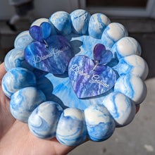 Charger l'image dans la galerie, Boucles d'oreilles double cœur Drama Gouine (violet clair marbré) 💚🏳️🌈