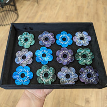 Charger l'image dans la galerie, Broche fleur DYKE (bleu) 🌼🏳️🌈