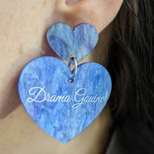 Charger l'image dans la galerie, Boucles d'oreilles double cœur Drama Gouine (violet clair marbré) 💚🏳️🌈