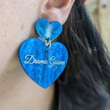 Charger l'image dans la galerie, Boucles d'oreilles double cœur Drama Gouine (bleu marbré) 💙🏳️🌈